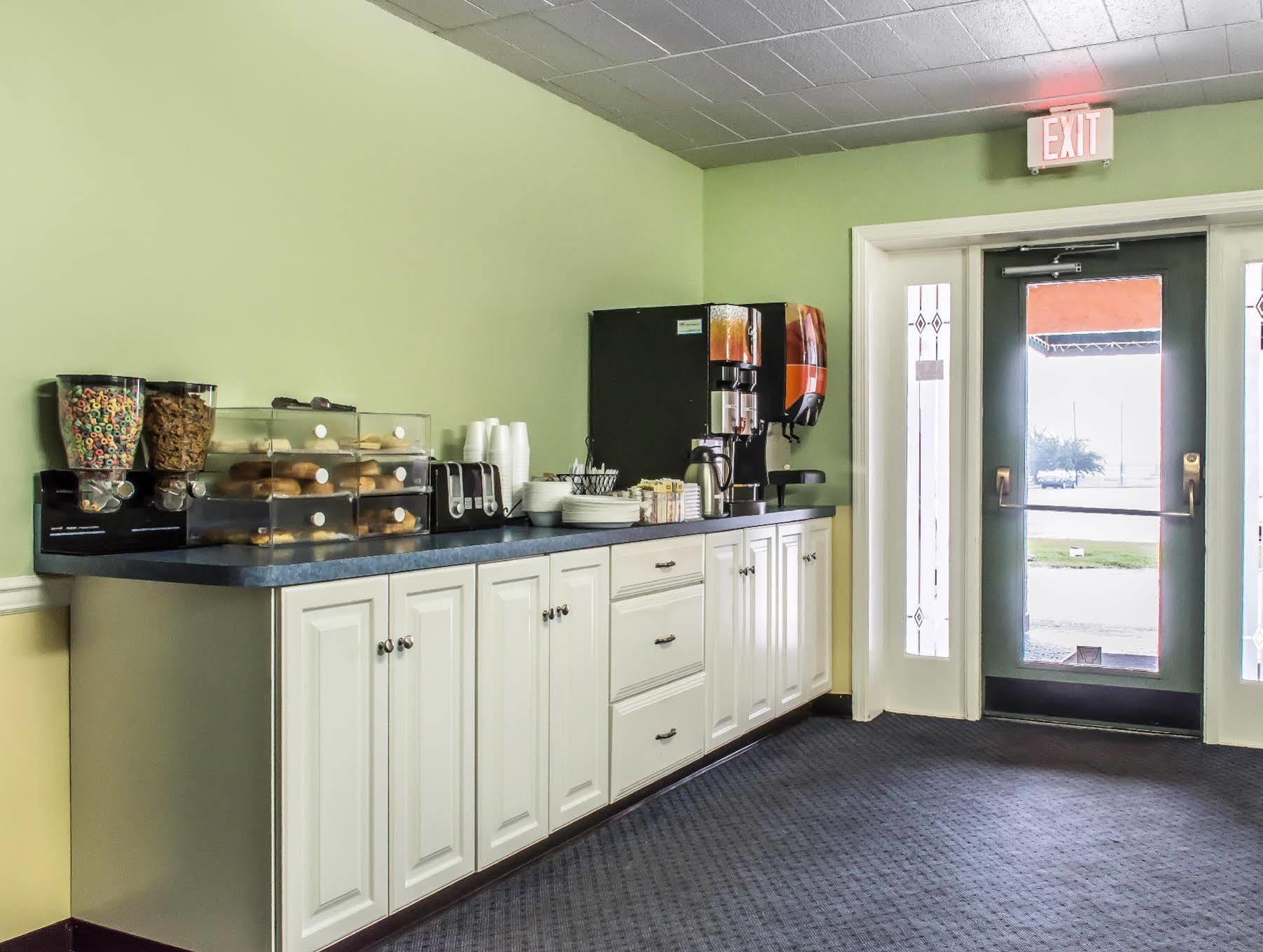 Rodeway Inn Amish Country Smoketown  Экстерьер фото